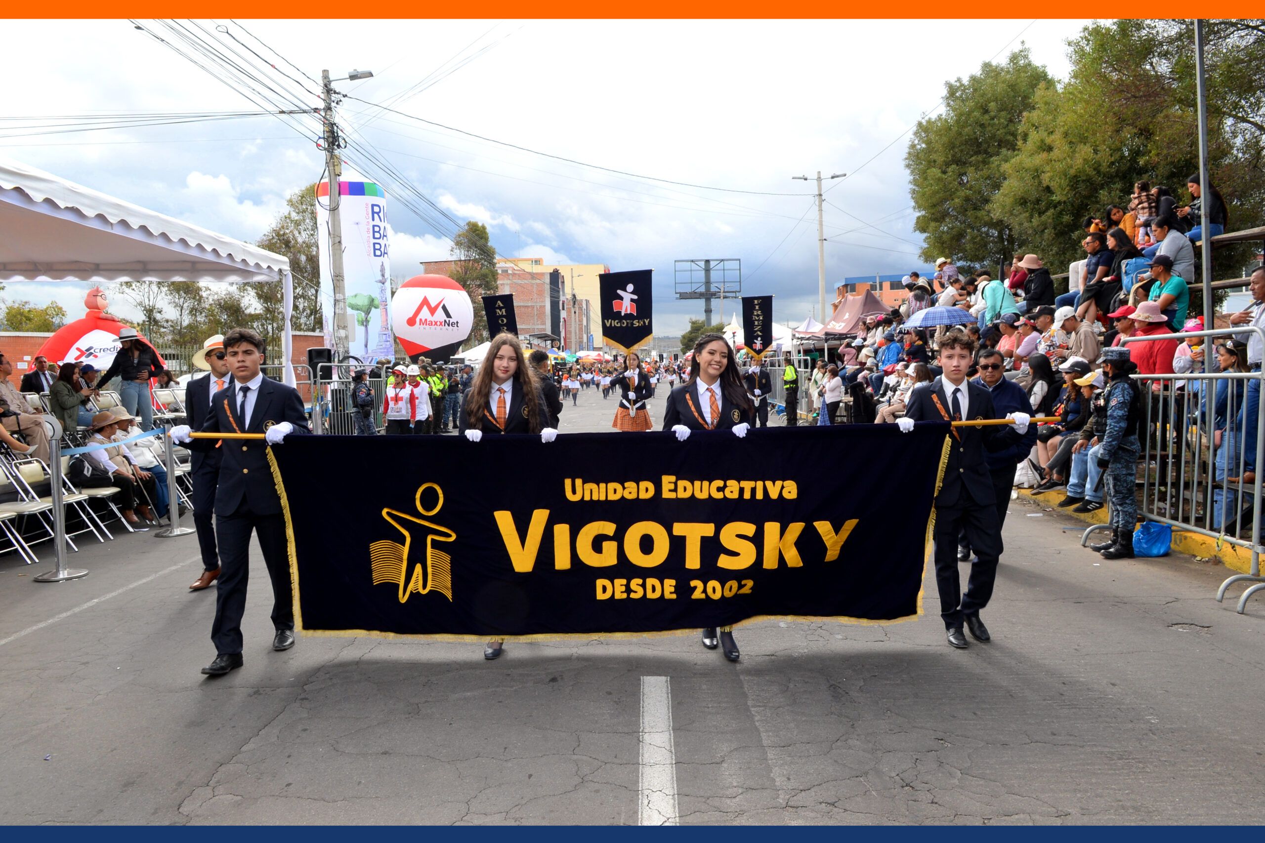 Destacada participación de nuestros estudiantes en el Desfile Cívico Escolar por los 202 años de Independencia de Riobamba