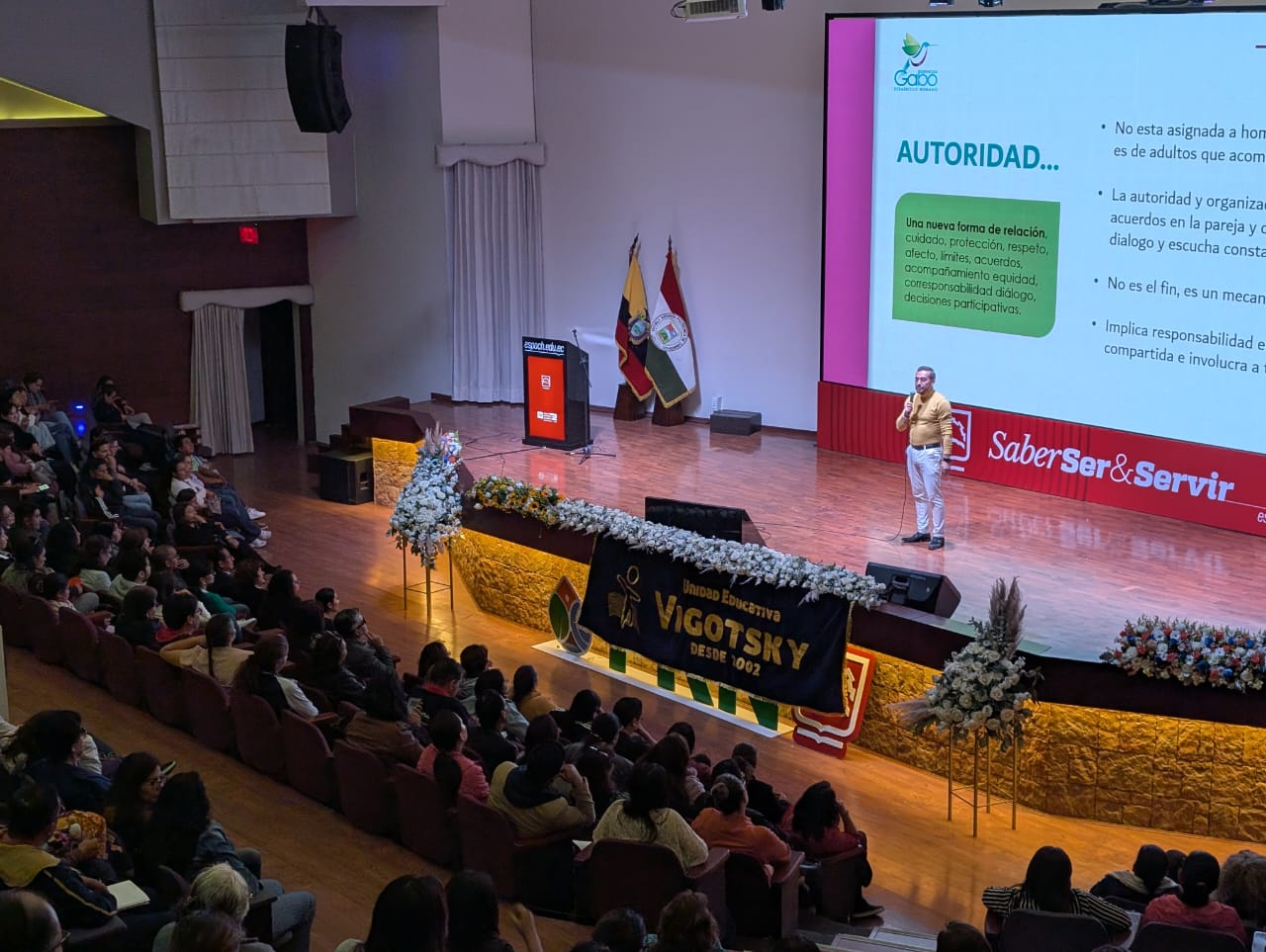 Exitosa conferencia de Gabo Espinoza para padres de familia: fortaleciendo los lazos entre padres e hijos